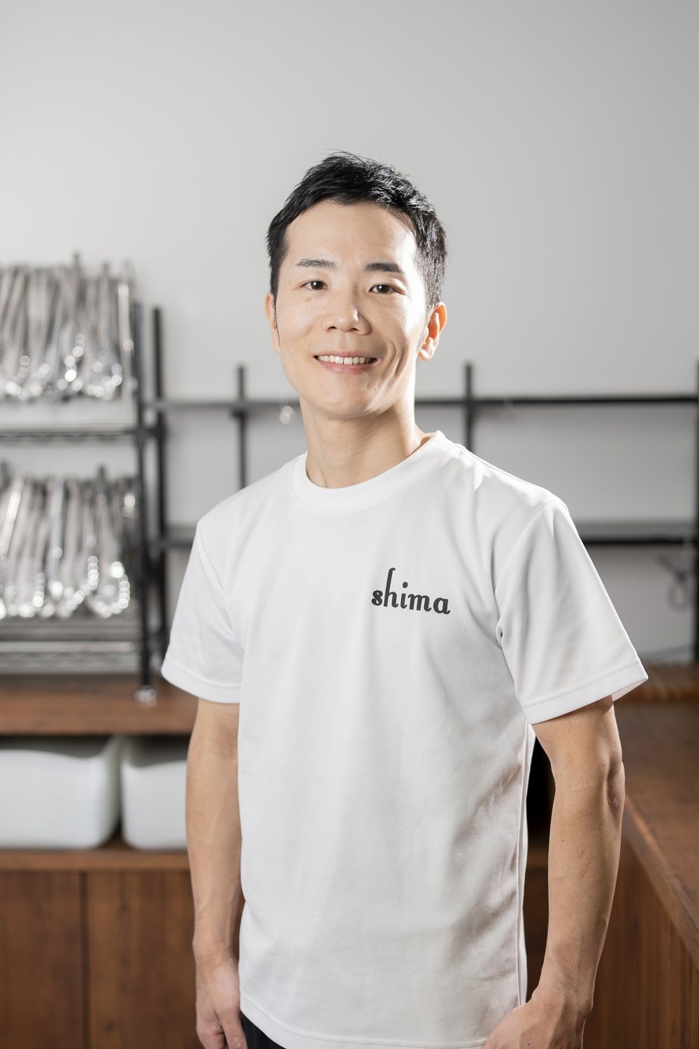 shimaの店内で撮影したプロフィール写真